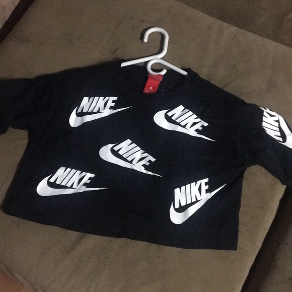 Nike Tops - Women's Nike crop top